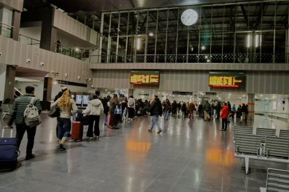 Cola para cruzar el control en el primer AVE del miércoles a 5 minutos de la salida prevista del tren. Al final partió con 7 minutos de retraso.