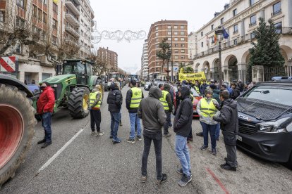 Concentración de la Asociación de Agricultores y Ganaderos Unidos de Burgos (AGU) frente a la Subdelegación del Gobierno.