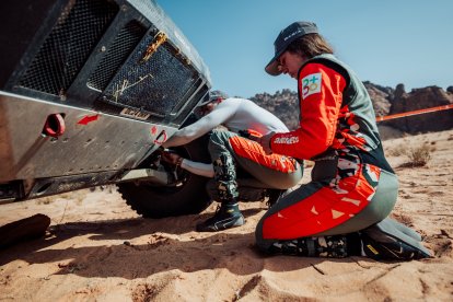 Moreno y Gutiérrez realizan tareas de mantenimiento sobre su vehículo tras llegar al vivac sin asistencia técnica.