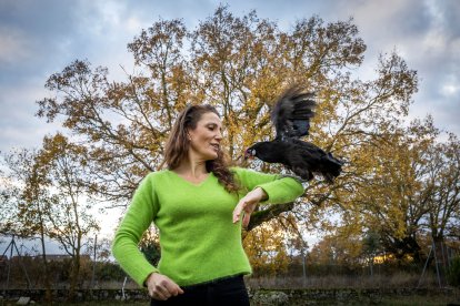 Inma sostiene una gallina castellana en su brazo.