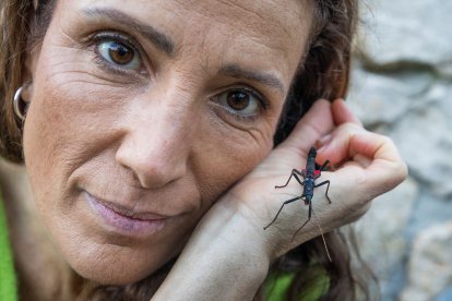 La burgalesa muestra a uno de sus insectos.