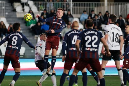 Imagen del partido entre el Burgos CF y el Eibar.