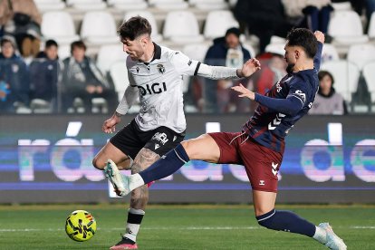 Imagen del partido entre el Burgos CF y el Eibar.