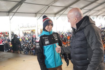 El alcalde de Valladolid, Jesús Julio Carnero, junto al piloto David Alonso, Pingüino de Oro 2026