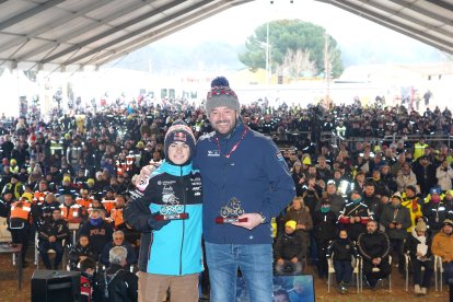 El piloto David Alonso y el responsable comercial de Estrella Galicia Castilla y León Alfonso Prego, Pingüinos de Oro 2026