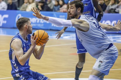 Imagen del partido entre el Recoletas Salud San Pablo Burgos y el Joventut.