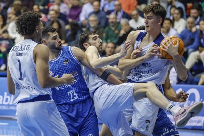 Imagen del partido entre el Recoletas Salud San Pablo Burgos y el Joventut.