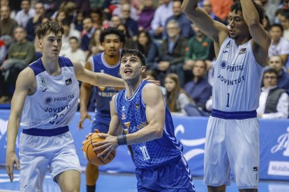 Imagen del partido entre el Recoletas Salud San Pablo Burgos y el Joventut.