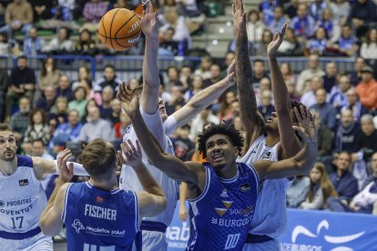Imagen del partido entre el Recoletas Salud San Pablo Burgos y el Joventut.