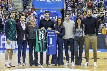 Antes del partido, el Coliseum homenajeó al exjugador Álex Barrera con la retirada de su camiseta.