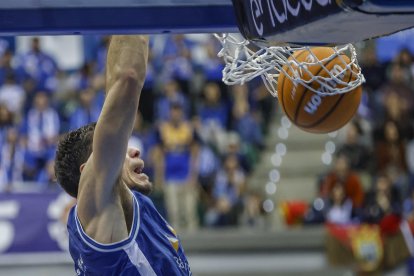 Imagen del partido entre el Recoletas Salud San Pablo Burgos y el Joventut.