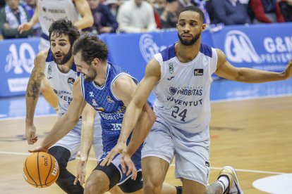 Imagen del partido entre el Recoletas Salud San Pablo Burgos y el Joventut.