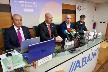 El tesorero del Círculo Empresarial Leonés, CEL, Pablo Roberto Herrero; el presidente del grupo de trabajo del CEL que ha elaborado la encuesta, Miguel Iraburu, acompañados por el director territorial de Abanca Castilla y León, Marcos Lamas, y el alcalde de León, José Antonio Diez, presentan los resultados de la Encuesta Empresarial Círculo 2025.