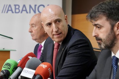 El tesorero del Círculo Empresarial Leonés, CEL, Pablo Roberto Herrero; el presidente del grupo de trabajo del CEL que ha elaborado la encuesta, Miguel Iraburu, acompañados por el director territorial de Abanca Castilla y León, Marcos Lamas, y el alcalde de León, José Antonio Diez, presentan los resultados de la Encuesta Empresarial Círculo 2025.