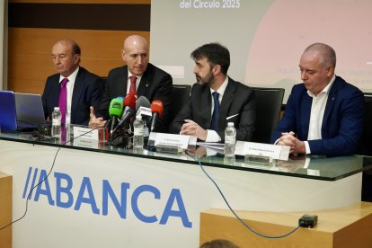 El tesorero del Círculo Empresarial Leonés, CEL, Pablo Roberto Herrero; el presidente del grupo de trabajo del CEL que ha elaborado la encuesta, Miguel Iraburu, acompañados por el director territorial de Abanca Castilla y León, Marcos Lamas, y el alcalde de León, José Antonio Diez, presentan los resultados de la Encuesta Empresarial Círculo 2025.