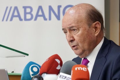 El tesorero del Círculo Empresarial Leonés, CEL, Pablo Roberto Herrero; el presidente del grupo de trabajo del CEL que ha elaborado la encuesta, Miguel Iraburu, acompañados por el director territorial de Abanca Castilla y León, Marcos Lamas, y el alcalde de León, José Antonio Diez, presentan los resultados de la Encuesta Empresarial Círculo 2025.