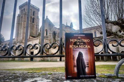 Un ejemplar de la novela de Barbero, junto al monasterio de las Huelgas.