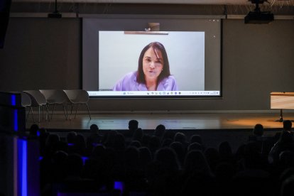 Pilar Fernández, presidenta de Almia, interviene por videoconferencia.