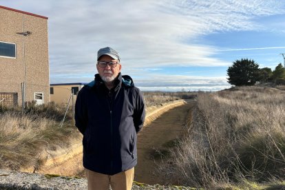 Rufino García posa junto al canal de Guma