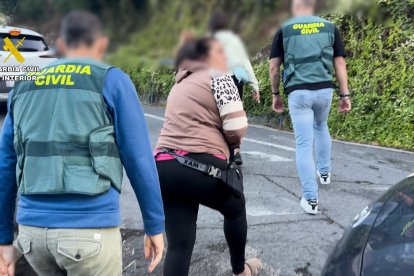 La Guardia Civil desarticula un grupo criminal que cometía estafas online mientras explotaba a un anciano.