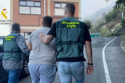 La Guardia Civil desarticula un grupo criminal que cometía estafas online mientras explotaba a un anciano.