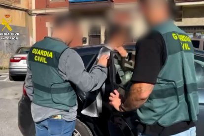 La Guardia Civil desarticula un grupo criminal que cometía estafas online mientras explotaba a un anciano.
