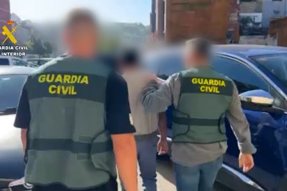 La Guardia Civil desarticula un grupo criminal que cometía estafas online mientras explotaba a un anciano.