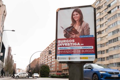 Ana Vicario, investigadora en el área jurídica, aparece en este mupi de la avenida de la Paz.