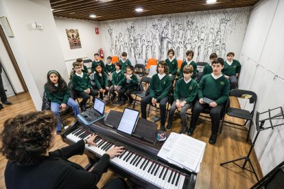Ensayo previo a la misa cantada de las 12 en la Catedral de Burgos donde se estrenaron las primeras voces femeninas del coro de Puericantores.