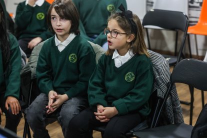 Ensayo previo  la misa en la Catedral con Lucia Mediavilla, la más pequeña de las nuevas integrantes del coro de Puericantores.
