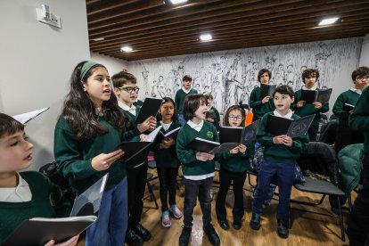 Ensayo previo a la misa cantada de las 12 en la Catedral de Burgos donde se estrenaron las primeras voces femeninas del coro de Puericantores.