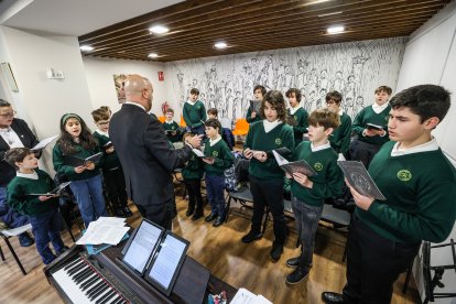 Ensayo previo a la misa cantada de las 12 en la Catedral de Burgos donde se estrenaron las primeras voces femeninas del coro de Puericantores.