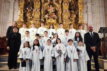 Imagen de grupo de la Escolanía de Pueri Cantores de la Catedral con sus tres nuevas integrantes del grupo, las primeras chicas en 500 años.