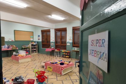 El CRA ha convertido una de las aulas en un supermercado didáctico en el que aprenden jugando