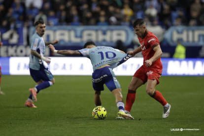 Curro agarra a Larrubia durante el partido.