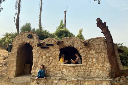 Los vecinos de Guzmán (Burgos), rehabilitan la Fuente de San Quinces y transforman la caseta anexa en una Biblioteca Verde que sirve como espacio comunitario para la localidad