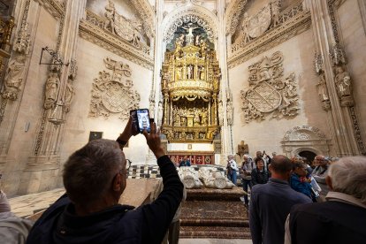 Un grupo de turistas visita la capilla de los Condestables de la Catedral de Burgos.