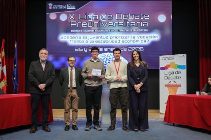 Álvaro de Santiago Sánchez recibió el premio a mejor orador-
