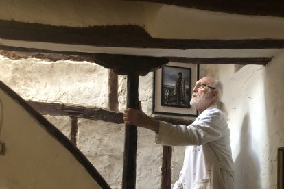 E. G. de Santibáñez, en su estudio.