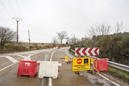 Señalización del corte de circulación en la antigua carretera de Cortes con motivo del inicio de las obras de la senda peatonal y ciclista.