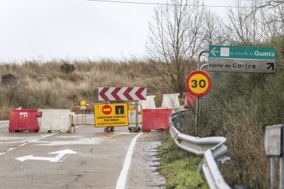 Señalización del corte de circulación en la antigua carretera de Cortes con motivo del inicio de las obras de la senda peatonal y ciclista.