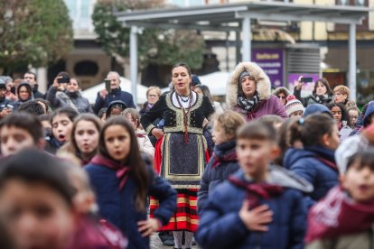 La Plaza Mayor fue el escenario en el que 700 niños de 3º de Primaria de 17 centros de la ciudad bailaron la jota burgalesa en honor a San Lesmes.