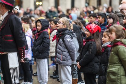 La Plaza Mayor fue el escenario en el que 700 niños de 3º de Primaria de 17 centros de la ciudad bailaron la jota burgalesa en honor a San Lesmes.