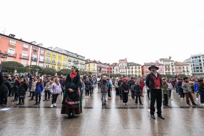 La Plaza Mayor fue el escenario en el que 700 niños de 3º de Primaria de 17 centros de la ciudad bailaron la jota burgalesa en honor a San Lesmes.