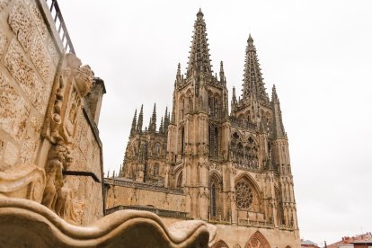Imagen de la fachada de Santamaría de la Catedral de Burgos desde el descanso de las escaleras de acceso de la calle Fernán González.