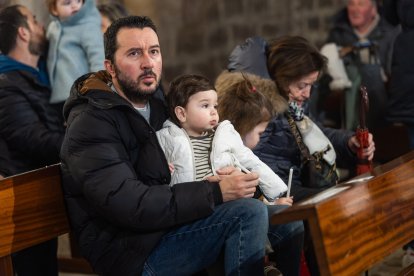 Así ha sido la emotiva cita de los más pequeños con la Virgen de las Candelas en la tradicional Misa de la Luz.