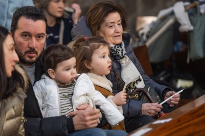 Así ha sido la emotiva cita de los más pequeños con la Virgen de las Candelas en la tradicional Misa de la Luz.