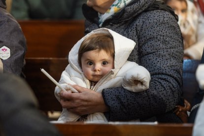 Así ha sido la emotiva cita de los más pequeños con la Virgen de las Candelas en la tradicional Misa de la Luz.