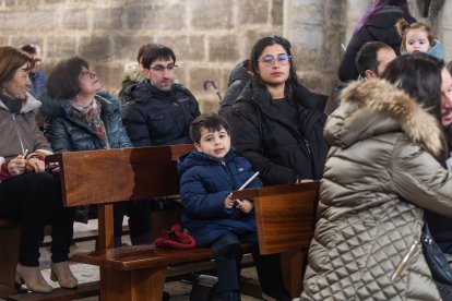 Así ha sido la emotiva cita de los más pequeños con la Virgen de las Candelas en la tradicional Misa de la Luz.