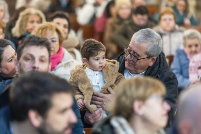 Así ha sido la emotiva cita de los más pequeños con la Virgen de las Candelas en la tradicional Misa de la Luz.